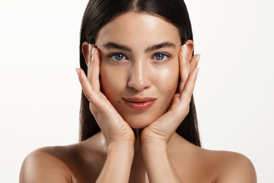 Modelo con piel luminosa y cabello saludable tras tratamiento con Renvix Science